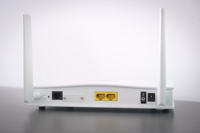 ネットワークスイッチを無線ルーターに接続する方法